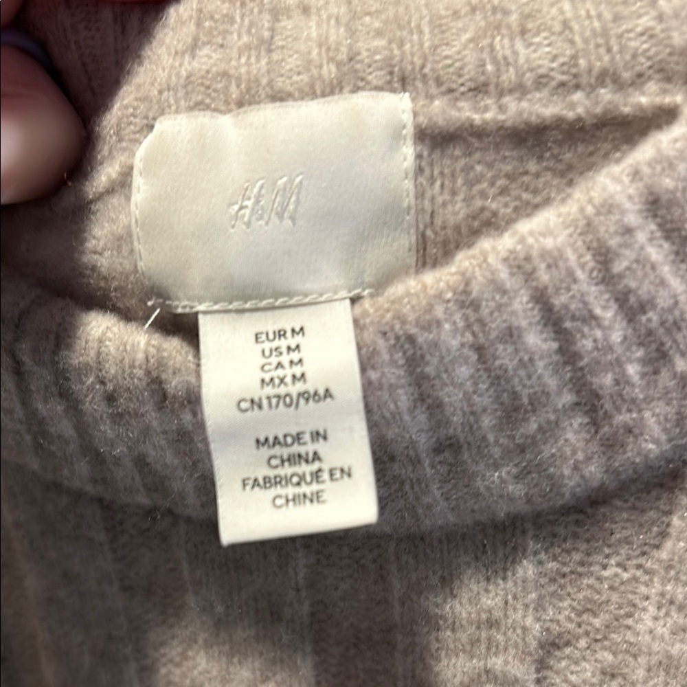 H&M Gray Crew Neck Sweater with Ribbed Texture - Picture 2 of 6